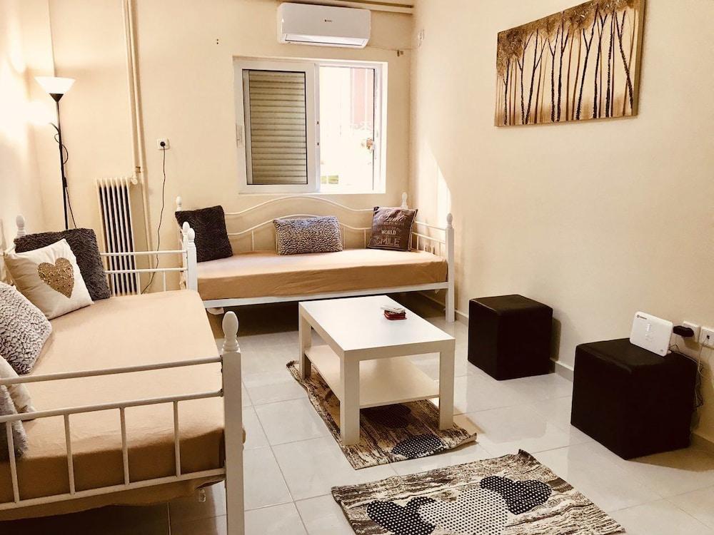 شقة Renovated And Cool Flat In Ideal Location أثينا المظهر الخارجي الصورة
